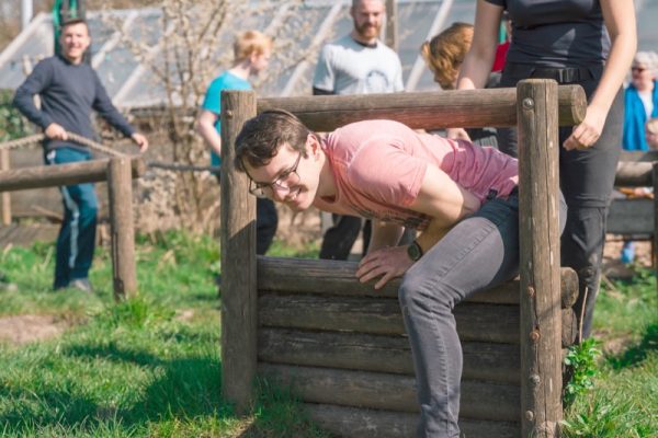 Hindernisbaan-teamuitje-samenwerking