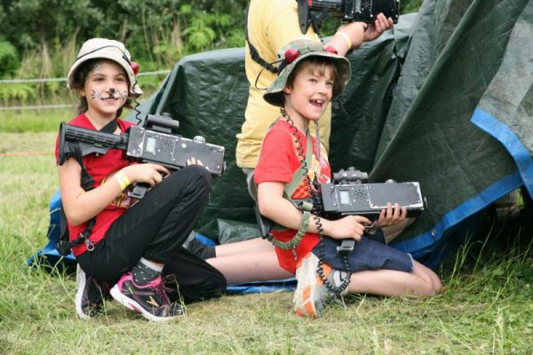 kinderen spelen Lasergame in Almere