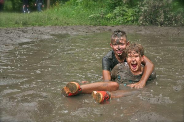 lachende jongens in de modder