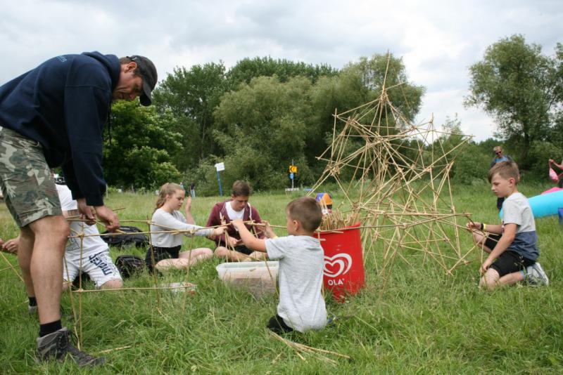 kinderen bouwen piramide in vakantie