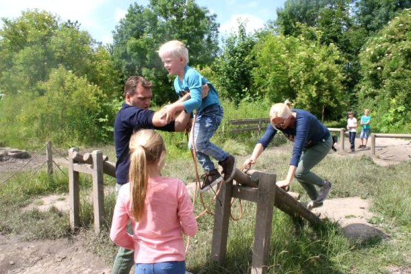 Actief-gezinsuitje-hindernisbaan-teamwork