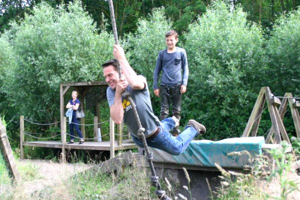 Gezinssurvival-in-de-natuur-waterswing