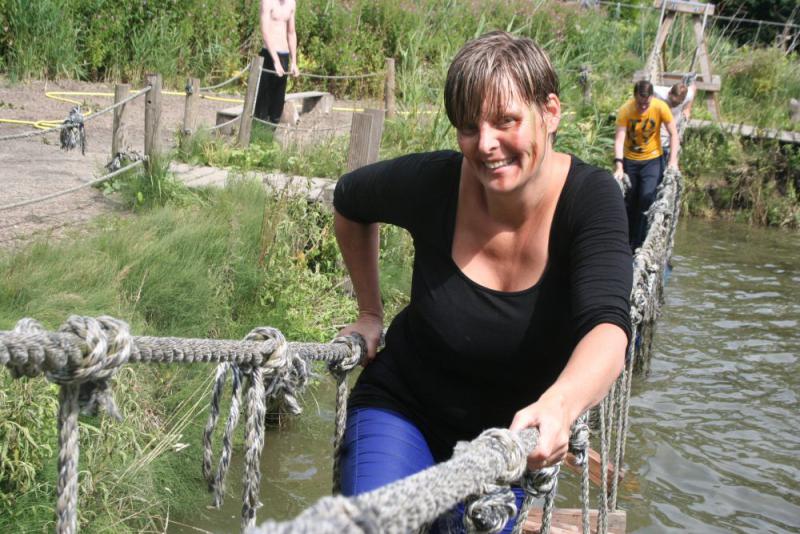 vrouw op junglebrug tijdens sportief uitje