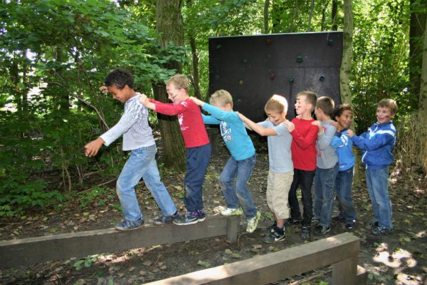 kinderen in polonaise op evenwichtsbalk