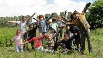 groep kinderen juichend tijdens schoolreisje in Flevoland