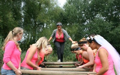 Vrouwen op lopende brug tijdens vrijgezellenfeest in Flevoland